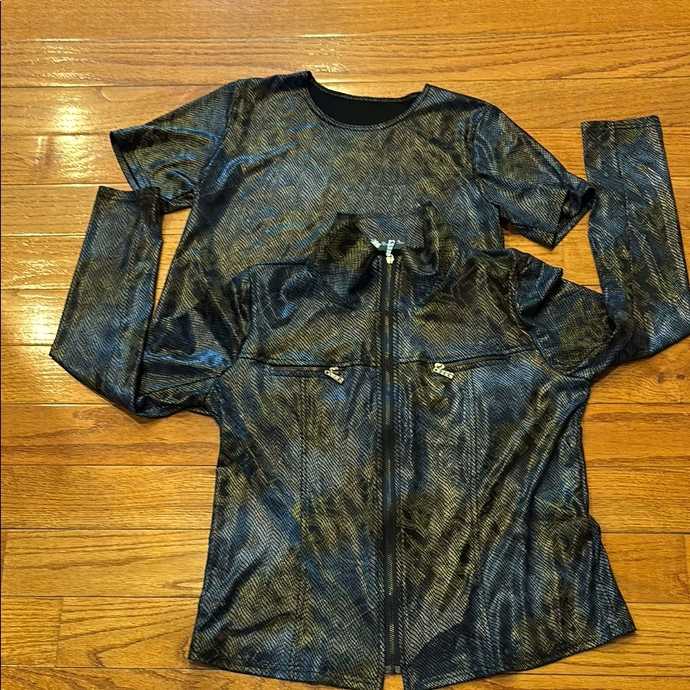 Damee 2 piece Jacket and Matching Tshirt Blue Snake print size small